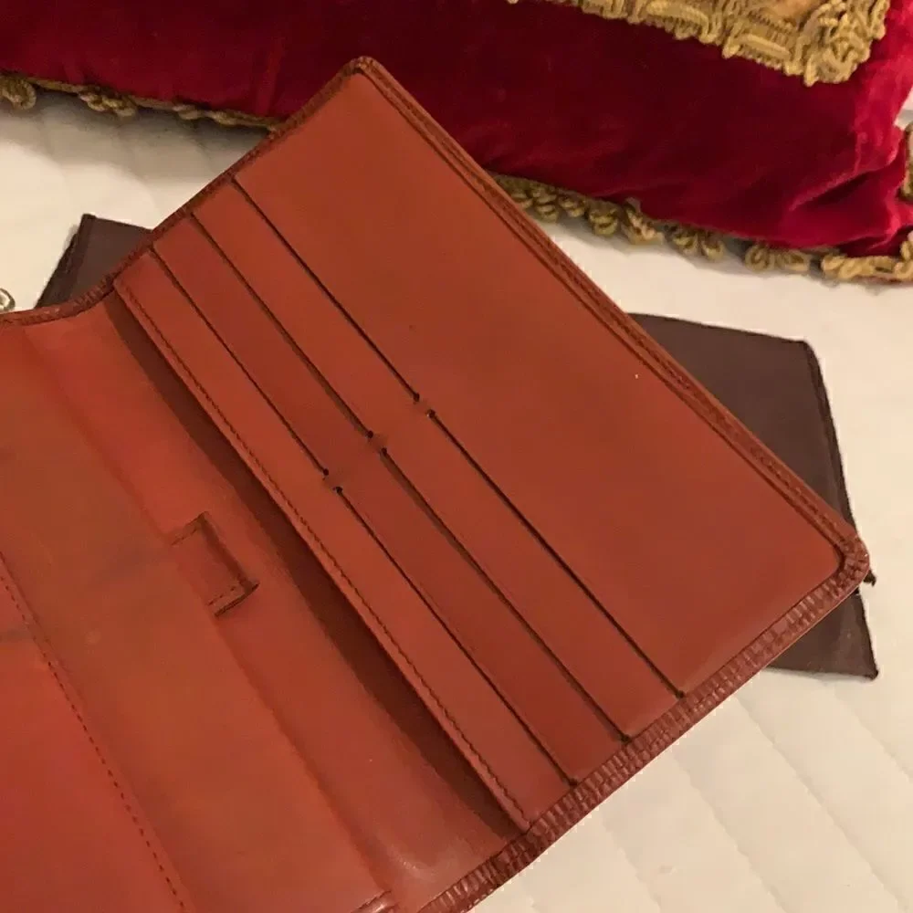 Authentic Louis Vuitton long epi wallet unisex